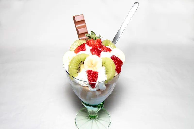 frutas con crema chantilly